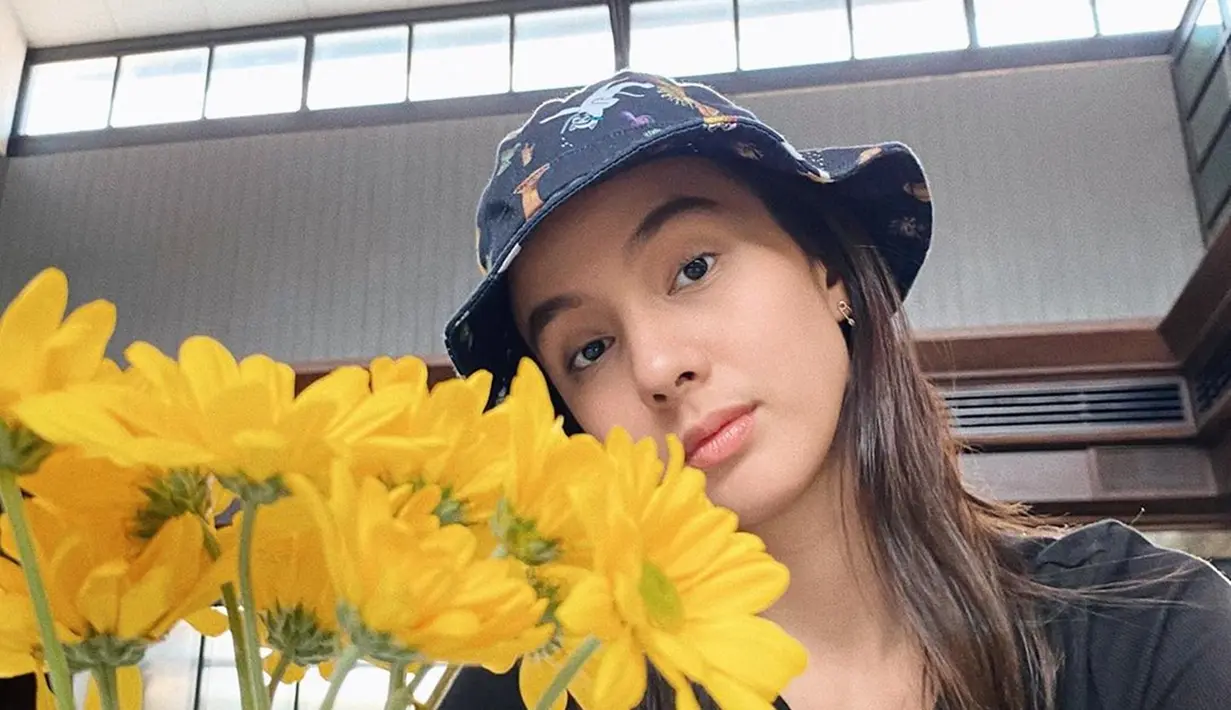Aura kecantikan pemeran Milka di sinetron Anak Langit ini memang semakin terpancarkan saat memakai topi. Terlebih tatapan tajamnya ke kamera membuatnya terlihat lebih memesona dan bikin jatuh hati. (Liputan6.com/IG/@nasyamarcella)