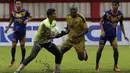 Striker Bhayangkara FC, Herman Dzumafo, berusaha mencetak gol ke gawang PSBL Langsa pada Piala Indonesia 2018 di Stadion PTIK, Jakarta, Jumat (1/2). Bhayangkara menang 4-3 atas PSBL. (Bola.com/Yoppy Renato)