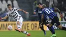 Penyerang Juventus, Paulo Dybala, berusaha melewati pemain Inter Milan Gary Medel. Juventus lebih menguasai jalannya laga dengan penguasaan bola 52 persen. (Reuters/Giorgio Perottino)