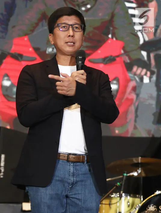 Sutanto Hartono selaku Direktur Utama Vidio.com saat Launching Vidio Premier pada acara Vidio Fair 2.0 di Gandaria City, Sabtu (3/11). Vidio Premier menjadi tawaran yang sangat menarik dengan segudang tayangan ekslusif. (Liputan6.com/Herman Zakharia)