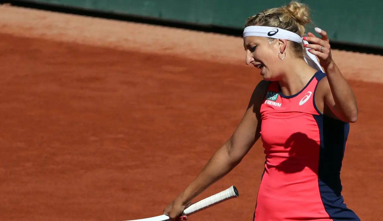 Petenis Swiss, Timea Bacsinszky, tampak kecewa usai kalah dari petenis putri Latvia, Jelena Ostapenko di semifinal Prancis Terbuka di Roland Garros, Paris Jumat (9/6/2017). Jelena Ostapenko menang dengan skor 7-6(4), 3-6, 6-3. (EPA/Tatyana Zenkovich)