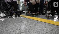 Penyandang disabilitas menjajal fasilitas di Stasiun Jatinegara, Jakarta, Jumat (3/12/2021). KAI Commuter berupaya memperbaiki layanan perkeretaapian, termasuk meningkatkan aksesibilitas di kereta dan stasiun. (Liputan6.com/Faizal Fanani)