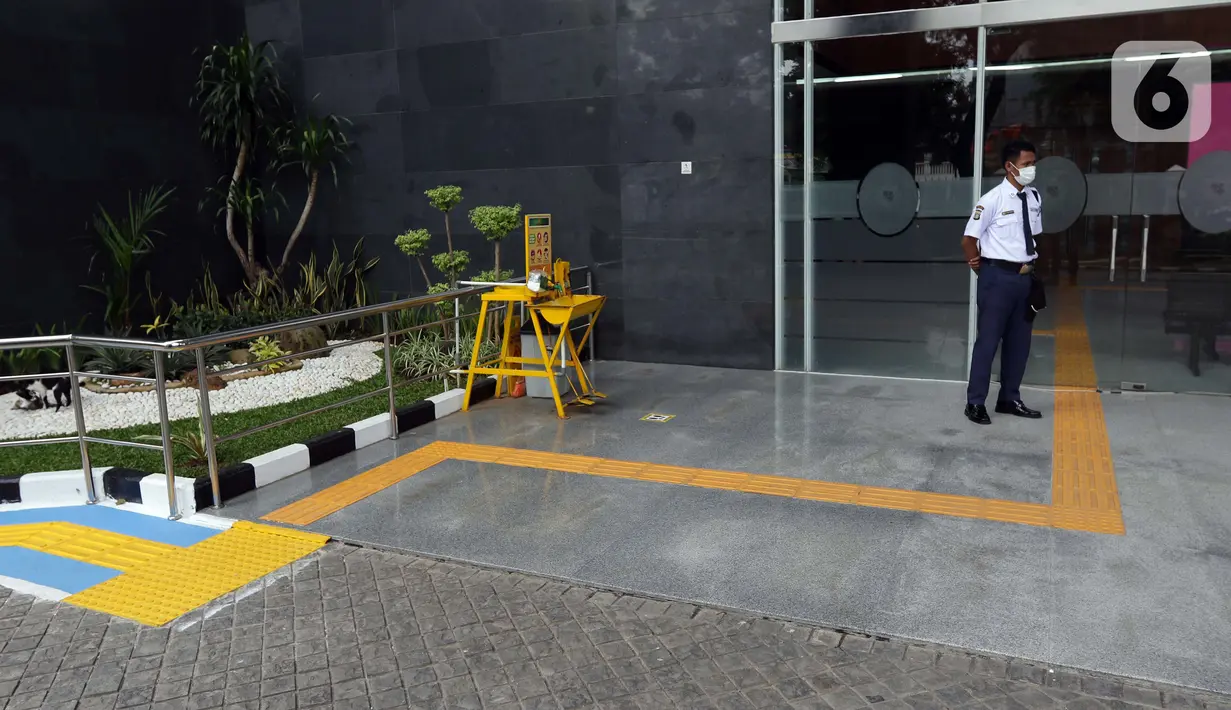 Guiding Block atau jalur pemandu disabilitas terpasang di Pengadilan Negeri Jakarta Pusat, Kamis (25/3/2021). PN Jakarta Pusat memasang sarana dan prasarana untuk warga disabilitas yang meliputi ubin pemandu, pengeras suara di meja layanan yang ramah disabilitas. (Liputan6.com/Helmi Fithriansyah)
