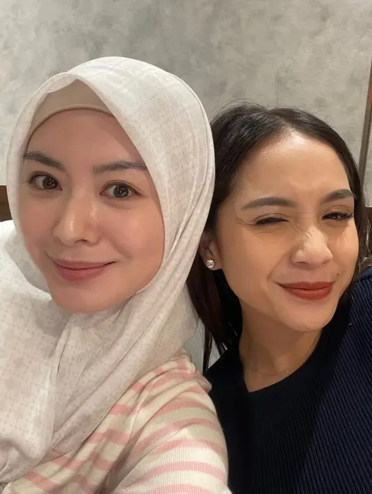 Ayana Moon juga memamerkan potret swafotonya dengan Nagita Slavina dan juga fasion stylist Wanda Harra. Dengan riasan natural, bintang film '99 Nama Cinta' itu menikmati buka puasa bareng sekaligus memanfaatkan waktunya untuk temu kangen sahabat di Jakarta. Ia juga mengaku rindu dengan makanan Indonesia. (Liputan6.com/IG/@xolovelyayana)