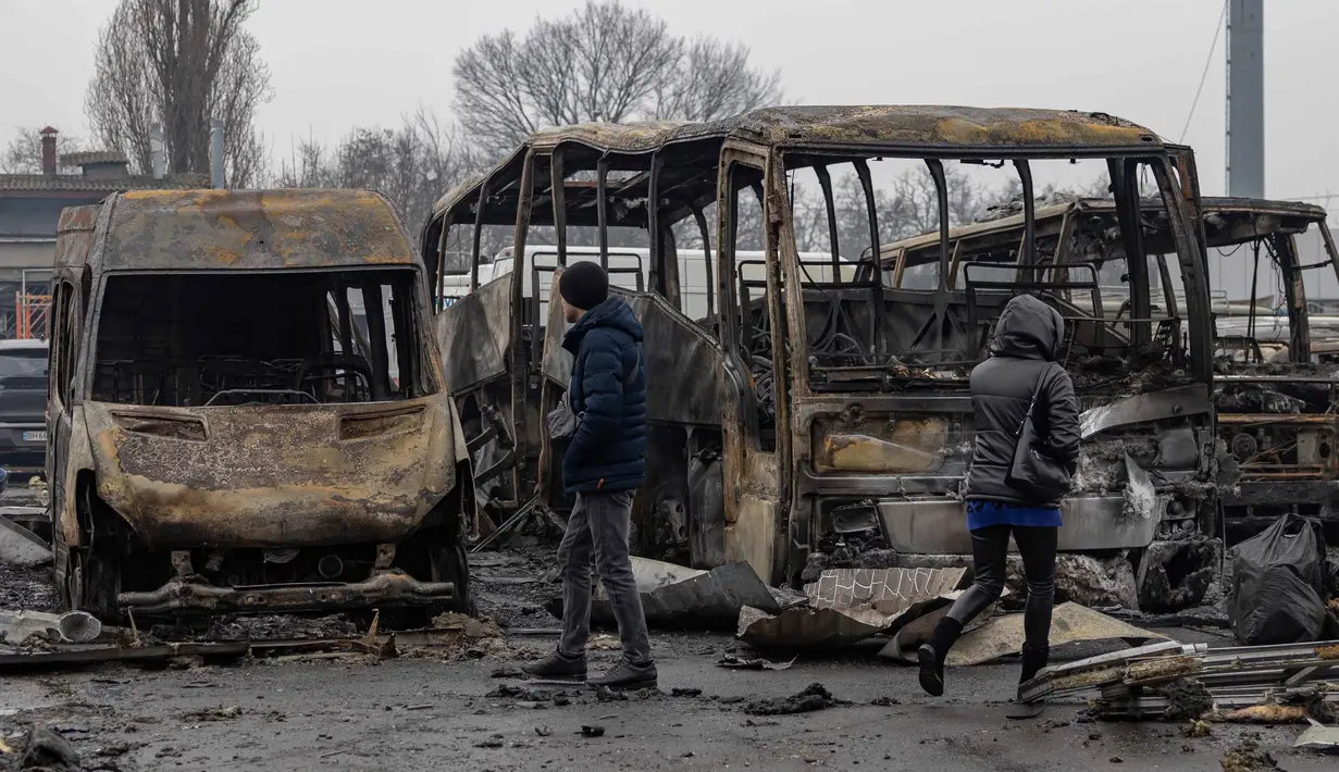 Sementara, Gubernur Odesa, Oblast Oleh Kiper, pada Kamis 12 Februari 2026 malam juga melaporkan gelombang kedua serangan pesawat nirawak Rusia telah merusak rumah-rumah, lokasi industri, serta infrastruktur energi. Tampak dalam foto, warga setempat memeriksa mobil-mobil yang rusak di Odesa pada Jumat 13 Februari 2026. (Oleksandr GIMANOV/AFP)