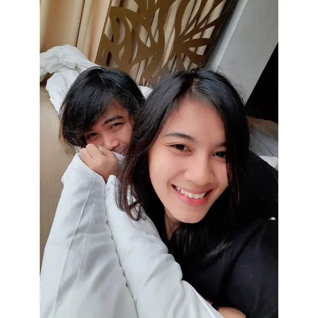 Lama Vakum, Ini 6 Potret Terbaru Bojes AFI Pakai Baju Couple Bareng Istri