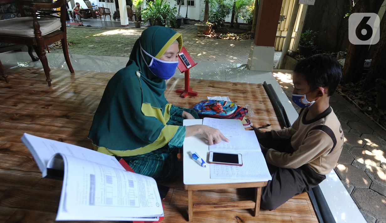 FOTO: Bantu Siswa Belajar Daring, Warga Depok Sediakan ...
