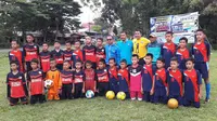 Pelatih Mitra Kukar, Jafri Sastra (kuning), memberikan pengarahan pada para pemain SSB Kota Biru Payakumbuh U-12 jelang Lebaran. (Bola.com/Dok. Pri)
