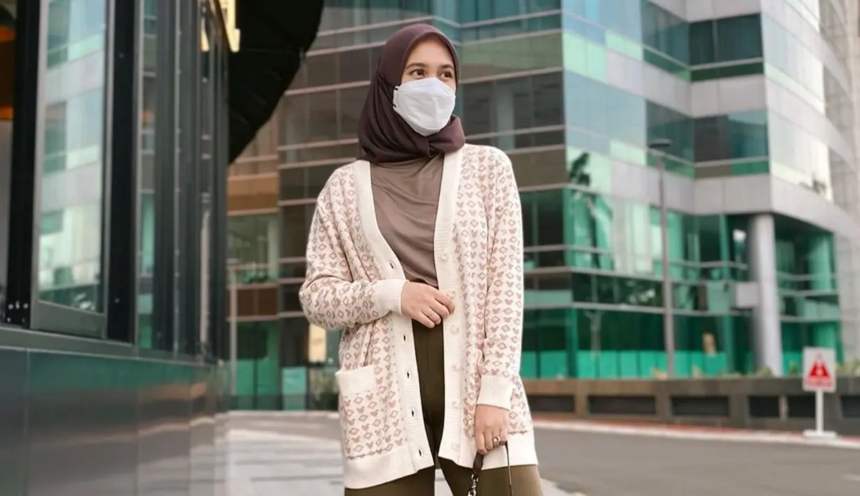 Tiga bulan pasca melahirkan, penampilan Annissa Soebandono tetap stylish bak ABG. Melalui laman Instagram pribadinya, ibu dua anak ini memang kerap mengunggah inspirasi OOTD yang bisa jadi inspirasi untuk para pengikutnya. Meski sudah dikaruniai anak, tak mengurangi pesona adik ipar Dude Harlino ini. (Liputan6.com/IG/@annissanns)