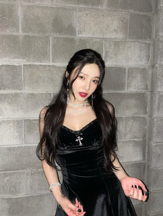 Bahkan, penampilan Joy dalam comeback terbarunya bersama Red Velvet tak lupit dari perhatian netizen. Ia pun kembali menuai pujian dengan menggunakan simple dress berwarna hitam yang dipadukan beberapa aksesoris. (Liputan6.com/IG/@_imyour_joy)