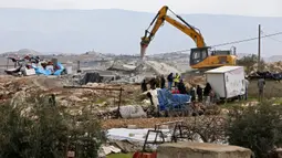 Suasana pembongkaran rumah warga Palestina yang menurut otoritas Israel dibangun tanpa izin di Desa Al-Dirat, dekat kota Hebron, Tepi Barat (16/1/2020). Pembongkaran itu menurut otoritas Israel dilakukan karena rumah dibangun tanpa izin. (AFP/Hazem Bader)