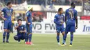 Para pemain Persib tampak kecewa usai gagal meraih kemenangan saat melawan Bali United pada laga Liga 1 Indonesia di Stadion Si Jalak Harupat, Bandung, Kamis (21/9/2017). Persib bermain imbang 0-0 dengan Bali United. (Bola.com/M Iqbal Ichsan)