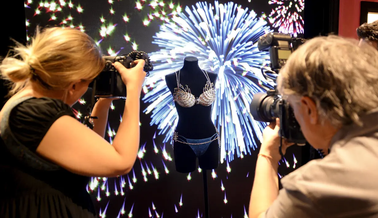 Sejumlah wartawan mengabadikan pakaian dalam Victoria's Secret yang dijuluki " Fireworks Fantasy Bra ", California, Senin (2/11/ 2015). Bra yang dihiasi 6.500 batu berharga itu dilapisi emas 18 karat. (Reuters/ Kevork Djansezian)