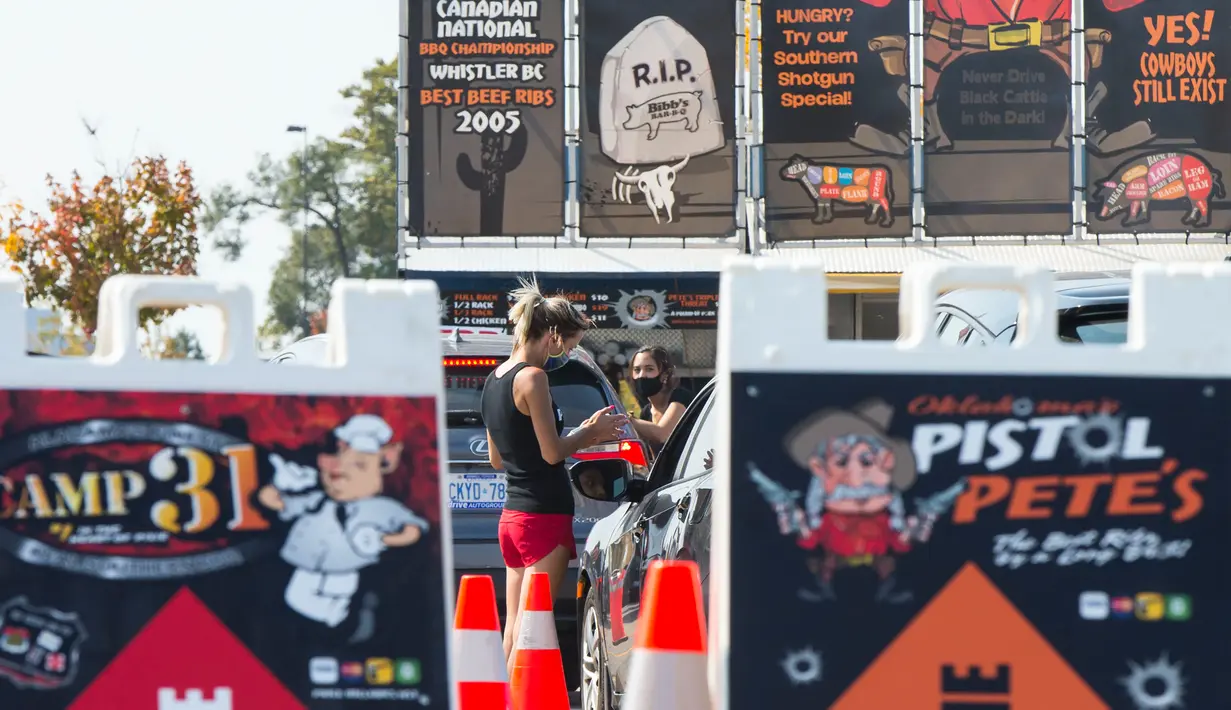 Para staf mendatangi mobil pengunjung dan mencatat pesanan dalam acara drive-thru Scarborough Ribfest 2020 di Toronto, Kanada, pada 27 September 2020. Akibat pandemi COVID-19, festival makanan itu hanya digelar dalam format drive-thru tahun ini mulai Sabtu (26/9) - Minggu (27/9). (Xinhua/Zou Zheng)