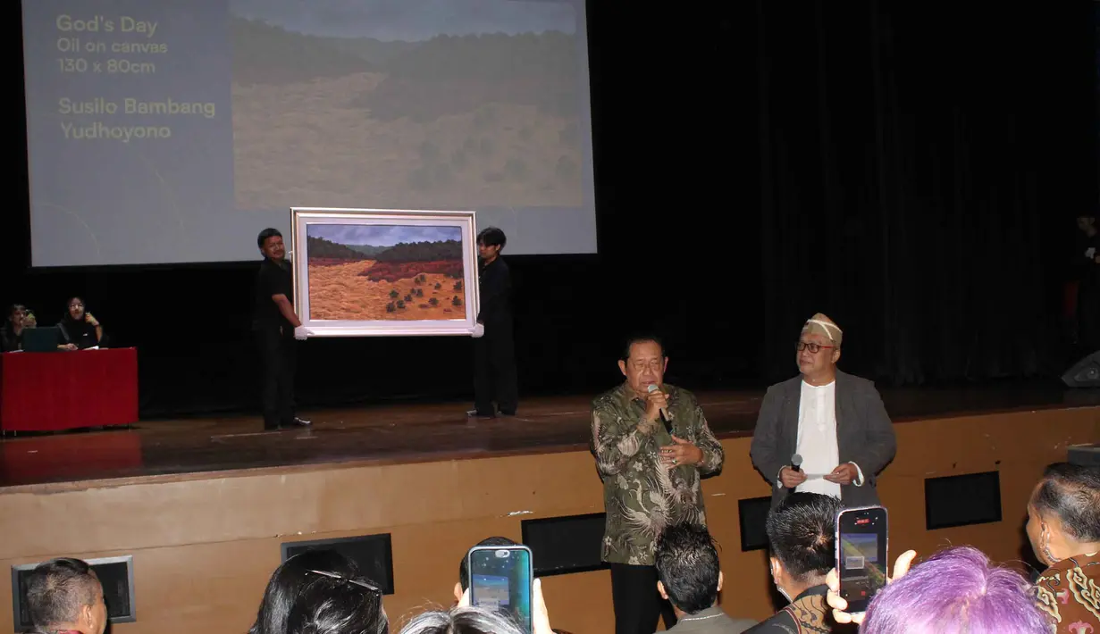Lewat, lukisan berjudul 'God's Day', yang ditorehkan di atas kanvas berukuran 130 x 80 cm, SBY mencurahkan imajinasinya saat banjir bandang melanda Sumatra. Tampak dalam foto, Presiden ke-6 Republik Indonesia, Susilo Bambang Yudhoyono (SBY) didampingi Raden Rizki Mulyawan Kartanegara Hayang Denda Kusuma atau yang lebih dikenal dengan Dik Doank (kanan) saat mengikuti kegiatan Pameran Seni Rupa dan Lelang Lukisan di Teater Kecil, Taman Ismail Marzuki (TIM), Jakarta, Selasa (23/12/2025). (merdeka.com/magang/Rendi Saputra)