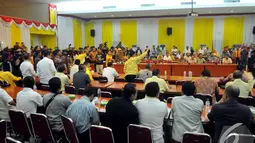 Rapat Pleno Partai Golkar sempat terjadi kericuhan dan dihentikan oleh Aburizal Bakrie yang memilih untuk pergi meninggalkan tempat rapat, Jakarta, Selasa (25/11/2014). (Liputan6.com/Johan Tallo) 