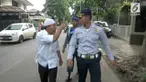 Sopir dan petugas Dishub terlibat cekcok yang cukup panjang saat mobil yang akan diderek ditolak oleh sang pengemudi.