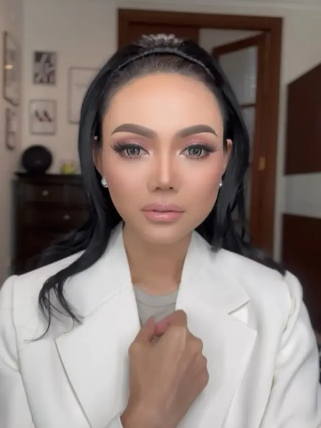 Rina Nose makeup ala Krisdayanti (Instagram/rinanose16)