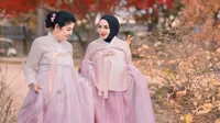 Bestie Sejati, 5 Potret Kekompakan Mami Rieta Amilia dan Desiree Tarigan Pakai Handbok di Korea
