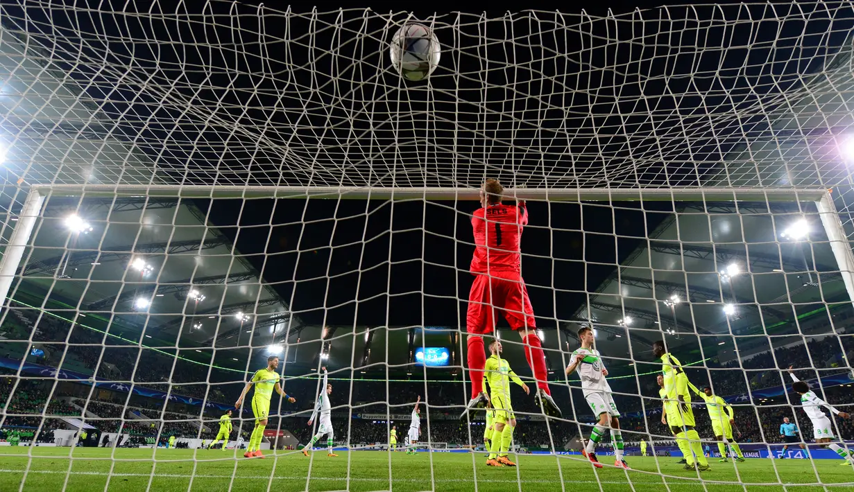 Kiper Gent, Matz Sels, gagal membendung tendangan pemain Wolfsburg, Andre Schuerrle, dalam laga leg kedua babak 16 besar Liga Champions di Stadion Volkswagen, Wolfsburg, Jerman, (8/3/2016). (AFP/John Macdougall)