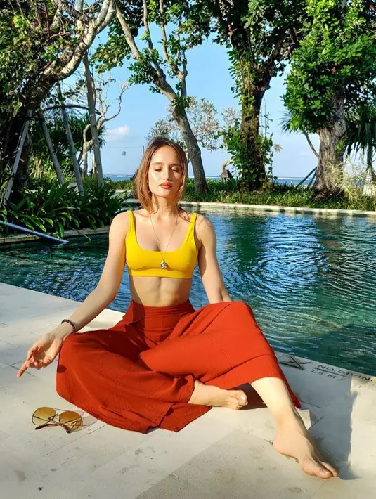 "Aku nggak pernah ngelakuin kegiatan-kegiatan di mana tempatnya itu ramai. Pasti ada aturannya, pasti nggak ada penontonnya, semua orang itu jelas bahwa kita sehat," tegasnya. (Instagram/claurakiehl)