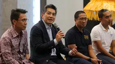 Presiden Direktur PT Bank Maybank Indonesia (Maybank Indonesia) Taswin Zakaria (kedua kiri) memberi keterangan pers persiapan final lomba lari internasional Maybank Marathon 2019 di Jakarta, Selasa (20/8/2019). Lebih dari 11.600 pelari dari 50 negara akan turut serta. (Liputan6.com/Fery Pradolo)