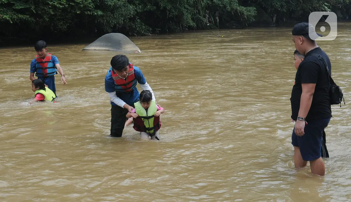 Anak-anak  menangkap ikan pada aliran Sungai Ciliwung di kawasan Bendungan Katulampa, Bogor, Minggu (15/5/2022). Kegiatan bermain sambil mengenalkan alam kawasan daerah aliran sungai (DAS) Ciliwung seperti hiking, menangkap ikan dan rafting yang diadakan oleh Hiking Bocah ini dilakukan setiap akhir pekan dengan biaya Rp 115 ribu/paket anak. (merdeka.com/Arie Basuki)