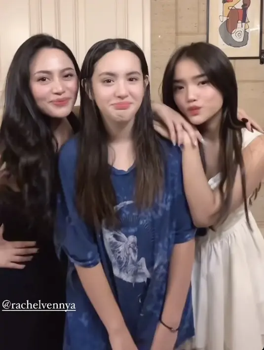 Ketiganya pun tampil dengan gaya busana santai, dengan gayanya masing-masing. Bahkan dengan gaya rambut panjang terurai yang senada. [@fuji_an]