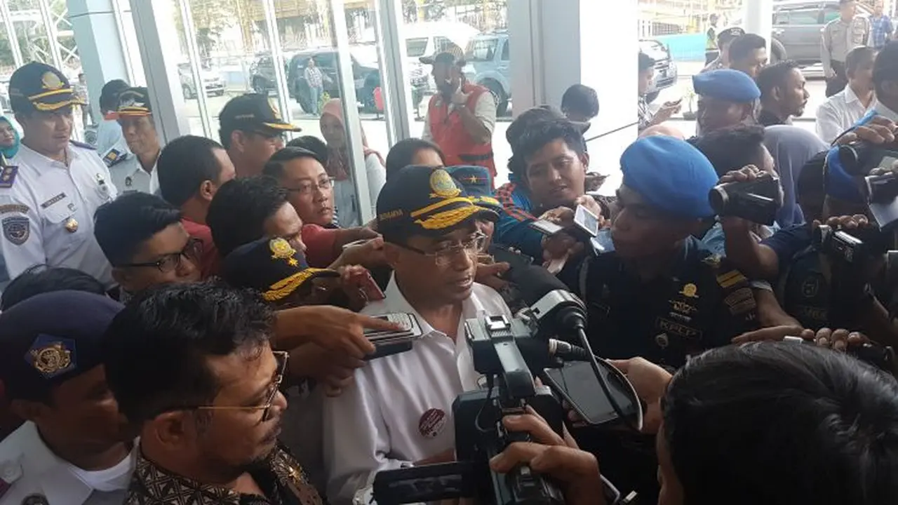 Menteri Perhubungan Budi Karya meninjau kesiapan Pelabuhan Soekarno-Hatta Makassar menyambut pemudik, Sabtu (17/6/2017).