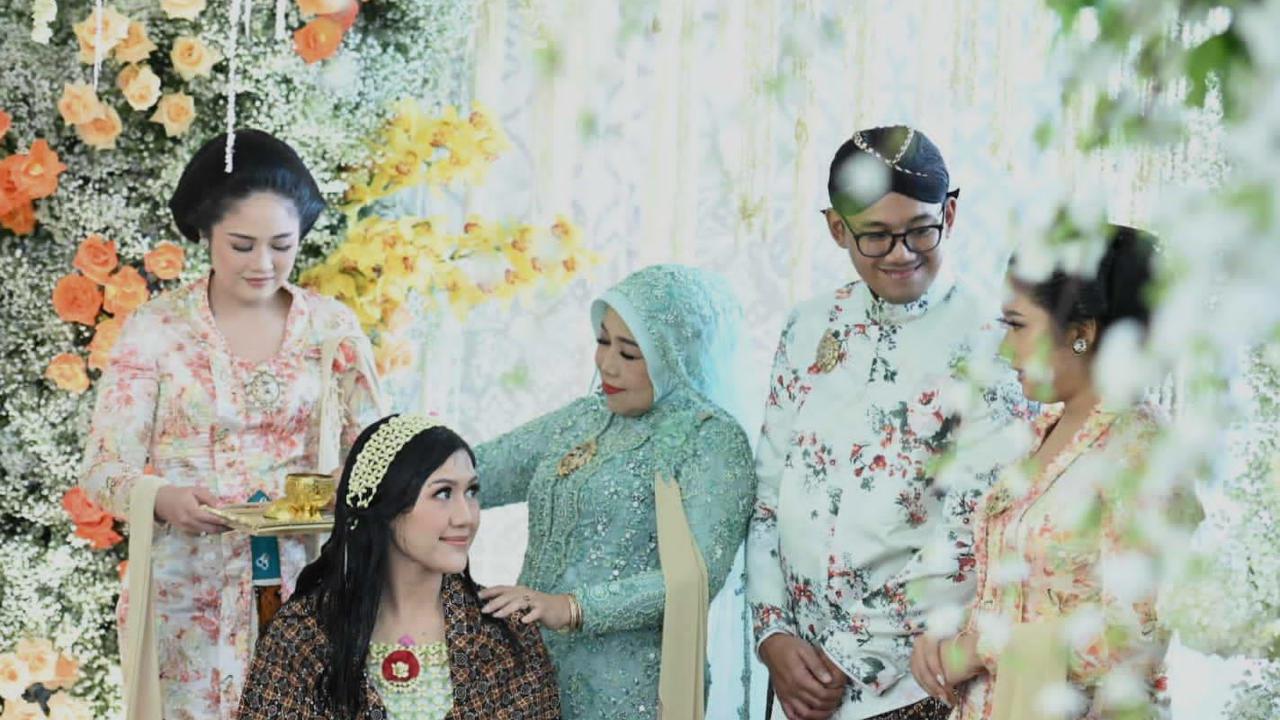 Erina Gudono menjalani prosesi siraman jelang pernikahan dengan putra bungsu Presiden Jokowi, Kaesang Pangarep