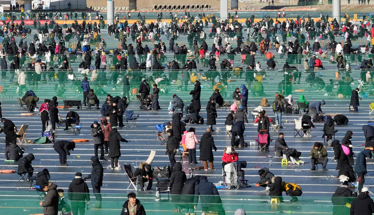 Dengan suhu terdingin yang muncul pada bulan Januari mencapai minus 3 hingga 6 derajat Celcius, mengisi liburan musim dingin di Korea Selatan bisa dengan mengikuti sejumlah festival menarik. (AP Photo/Ahn Young-joon)