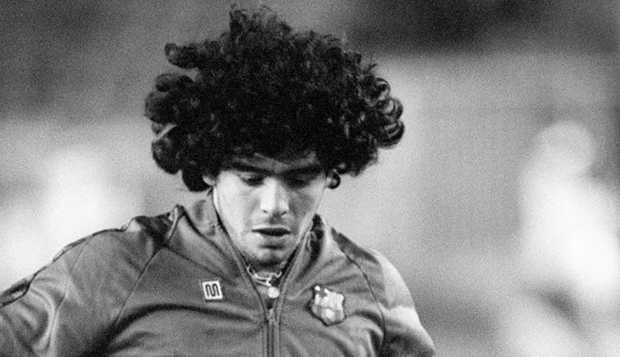 Diego Maradona - Legenda Argentina ini pernah membela Barcelona selama dua tahun. Maradona dipercaya menggunakan nomor punggung 10 pada tahun 1982-1984. (AFP/Joel Robine)