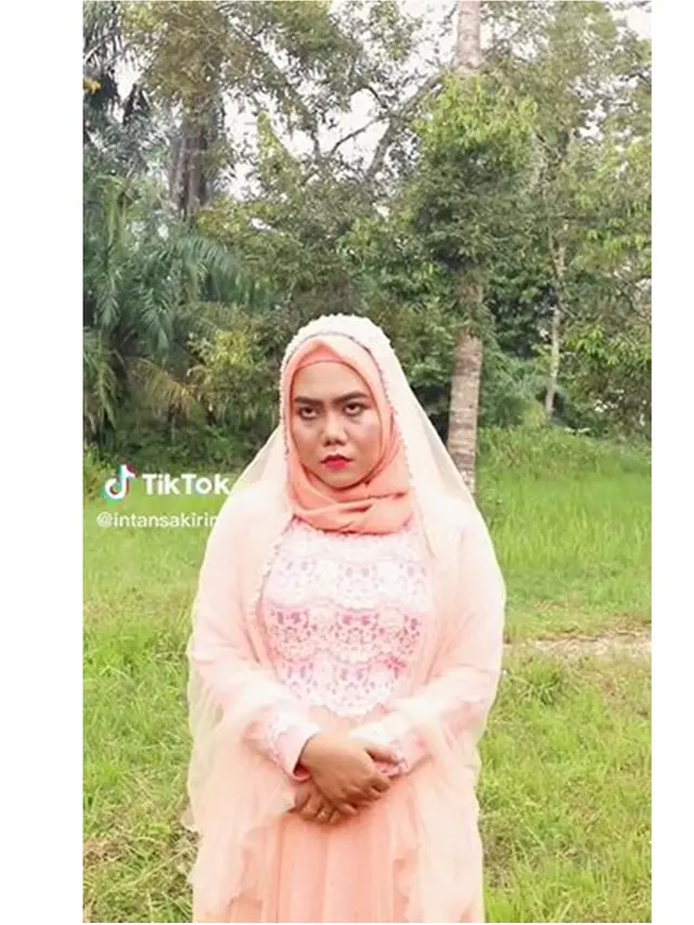 Wanita Ini Cosplay Jadi Ibu Mertua Selingkuh dengan Menantu, 6 Potretnya Mirip Banget