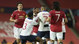 Gelandang Manchester United, Fred (tengah), terlibat pertengkaran dengan striker Paris Saint-Germain, Kylian Mbappe, dalam laga lanjutan Liga Champions 2020/21 Grup H di Old Tarfford Stadium, Manchester, Rabu (2/12/2020) waktu setempat. Manchester United kalah 1-3 dari PSG. (AP/Dave Thompson)