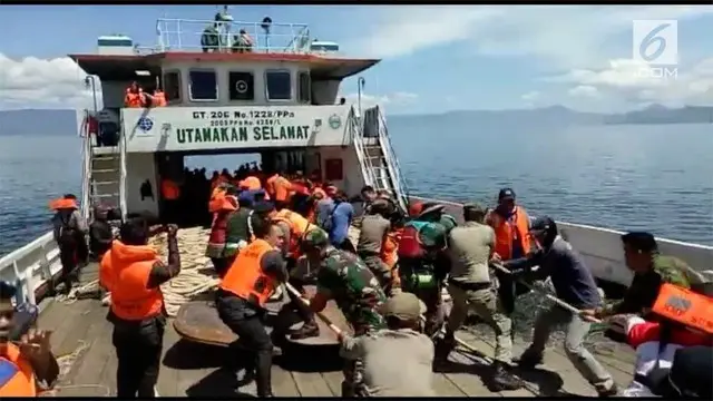 Suasana penarikan jaring trawl yang dilempar ke danau toba untuk mencari KM Sinar Bangun.