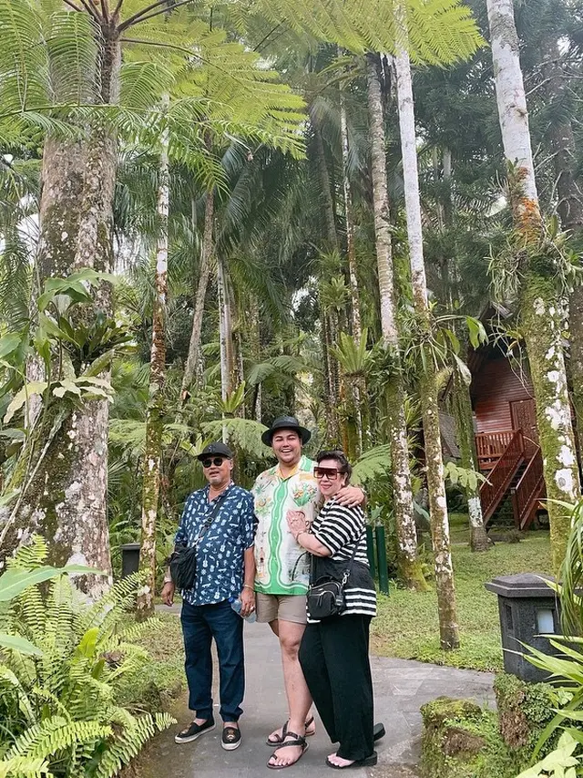 6 Momen Kebersamaan Ivan Gunawan dengan Kedua Orang Tuanya, Penuh Kehangatan
