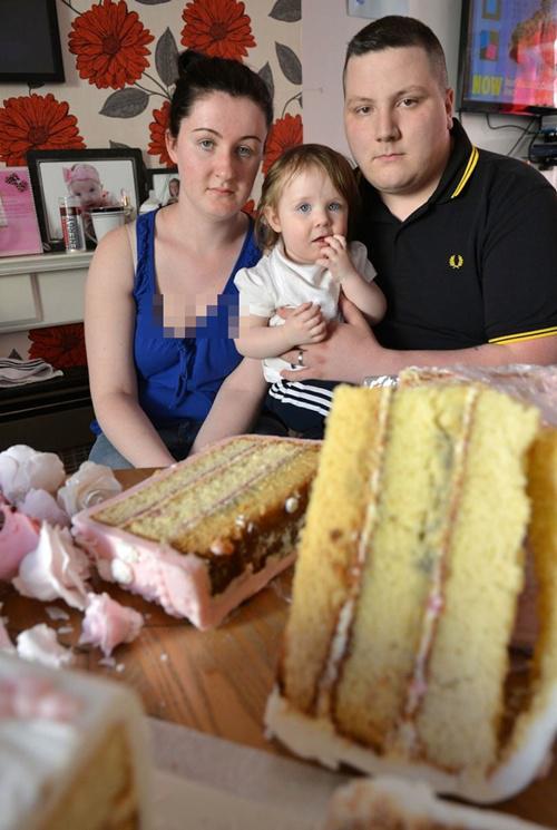 Pasangan ini merasa sangat kecewa karena kue pernikahan mereka berjamur | Photo: Copyright mirror.co.uk