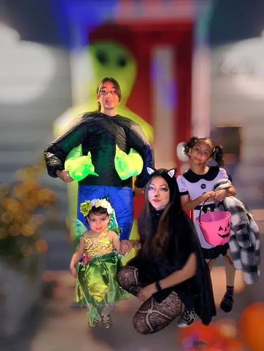 Rahma azhari terlihat mengenakan kostum Halloween bersama sang buah hati. Ia tampak mengenakan makeup kucing dan terlihat menggemaskan.