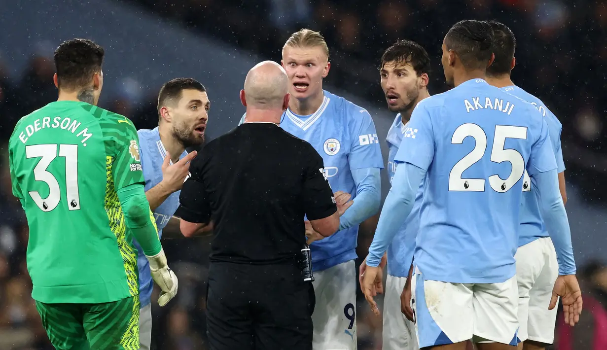 Pemain Manchester City, Erling Haaland (tengah) mempertanyakan keputusan wasit Simon Hooper pada laga pekan ke-14 Liga Inggris 2023/2024 melawan Tottenham Hotspur yang berlangsung di Etihad Stadium, Manchester, Inggris, Senin (04/12/2023) dini hari WIB. (AFP/Darren Staples)