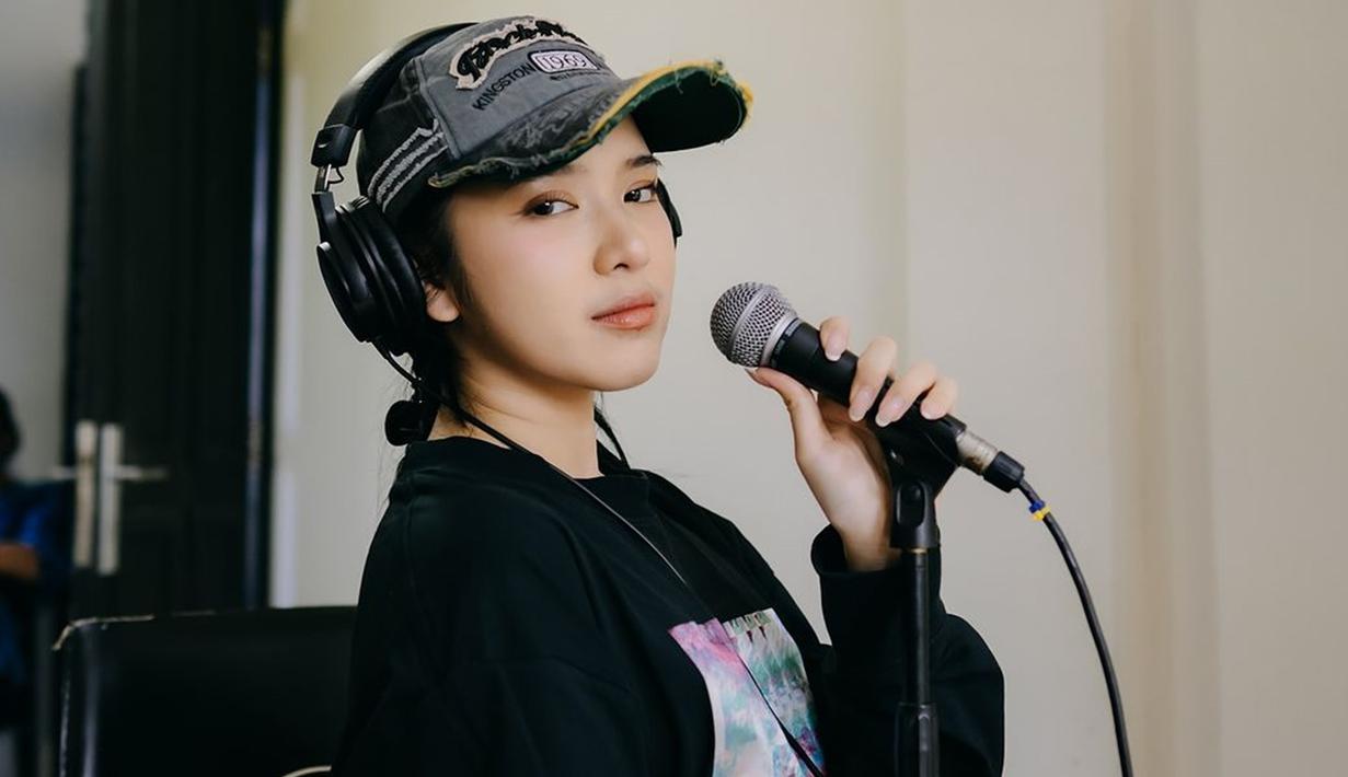 Momen Lyodra, Tiara dan Ziva persiapan jelang Konser Super Diva ini juga berhasil bikin netizen penasaran dengan lagu apa yang mereka bawakan saat latihan. Di kesempatan ini, Tiara tampil kasual dengan kaus hitam panjang serta topi sambil memegang mic. (Liputan6.com/IG/@superdiva.official)