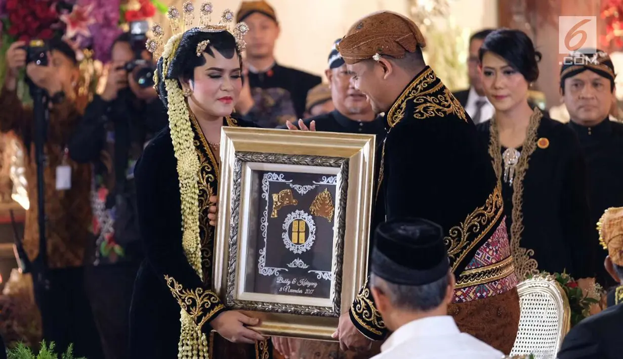 Bobby Nasution saat menyerahkan mas kawin ke Kahiyang Ayu setelah melangsungkan akad nikah di  Graha Saba Buana, Solo, Rabu (8/11). (Liputan6.com/Pool/Jimboengphoto)