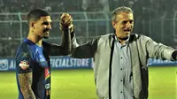 Pelatih Arema, Milomir Seslija, memberikan pujian khusus kepada Arthur Cunha. (Bola.com/Iwan Setiawan)