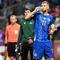 Striker Timnas Bosnia-Herzegovina, Edin Dzeko, mengenakan jersey biru produksi Kelme di laga Kualifikasi Euro 2024. (ELVIS BARUKCIC / AFP)