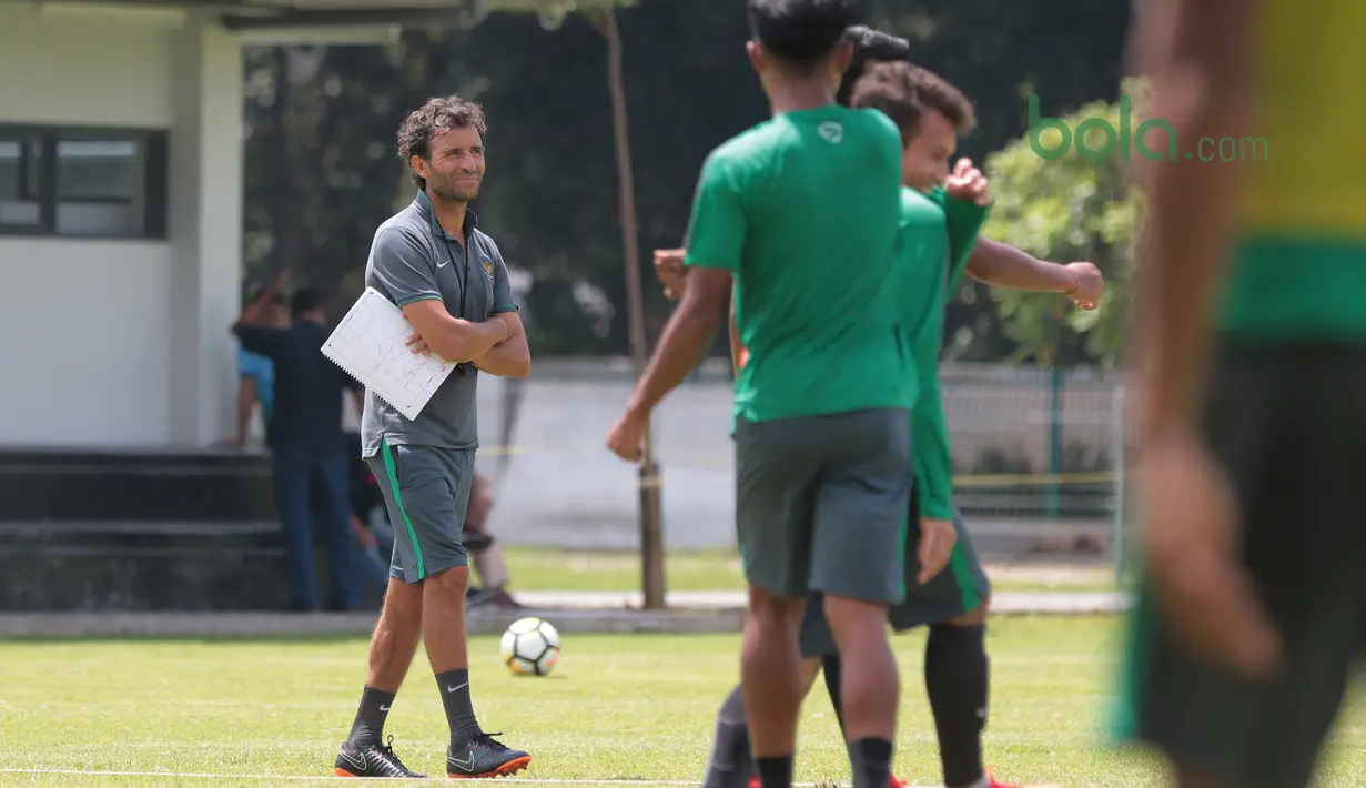 Senyum pelatih timnas Indonesia U-23, Luis MIlla usai sesi latihan di Lapangan ABC Senayan, Jakarta (21/2/2018). Latihan ini merupakan persiapan Asian Games 2018. (Bola.com/Nick Hanoatubun)