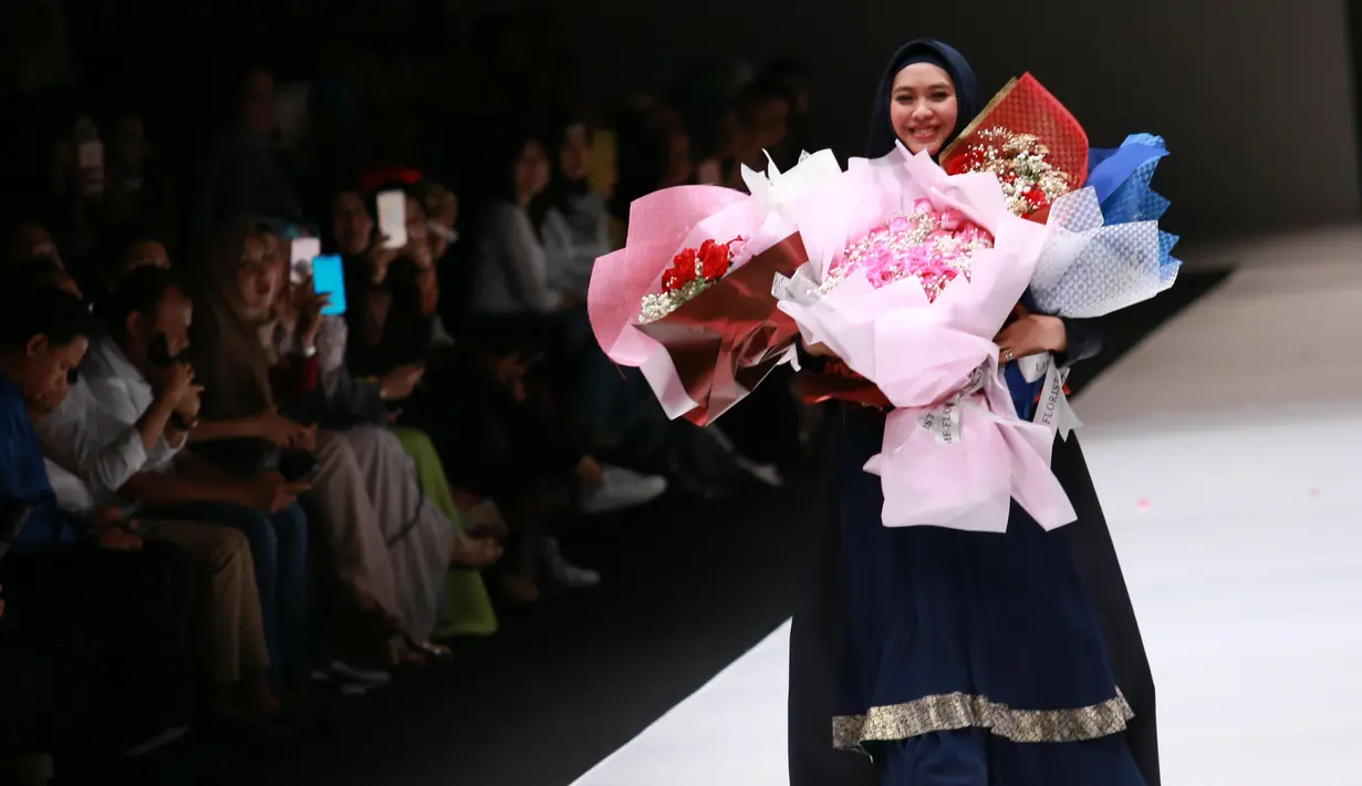 Pemeran Oki Setiana Dewi sedang hamil anak ketiganya. Meski tengah hamil tujuh bulan, bukan berarti istri dari Ory Vitrio itu vakum dari kegiatannya. Ia baru saja pulang dari Jerman mengikuti pertukaran pelajar. (Adrian Putra/Bintang.com)