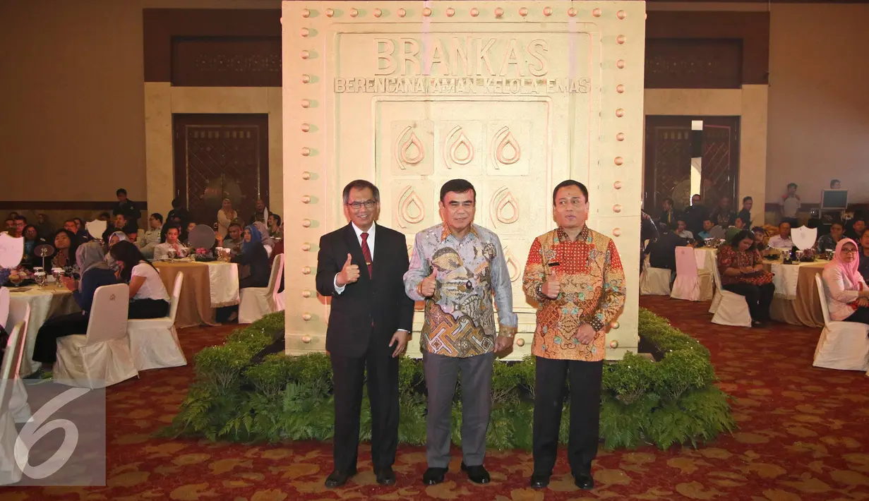 (ki-ka) Direktur Pemasaran PT Antam Hari Widjajanto, Komisaris Utama PT Antam Fachrul Razi, dan Antam Dody Martimbang foto bersama saat grand launching produk jasa depositori logam mulia Brankas, Jakarta (11/4). (Liputan6.com/Immanuel Antonius)