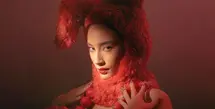 Tatjana Saphira tampil berbeda dalam potret unik berkostum menarik. Ia tampil begitu dramatis, hasil styling dari stylist ternama Jonathan Andy Tan. [Foto: Instagram/ Tatjanasaphira]