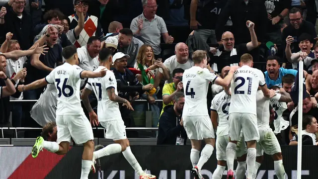 Pemain Tottenham bersorak gembira merayakan gol ke gawang Liverpool