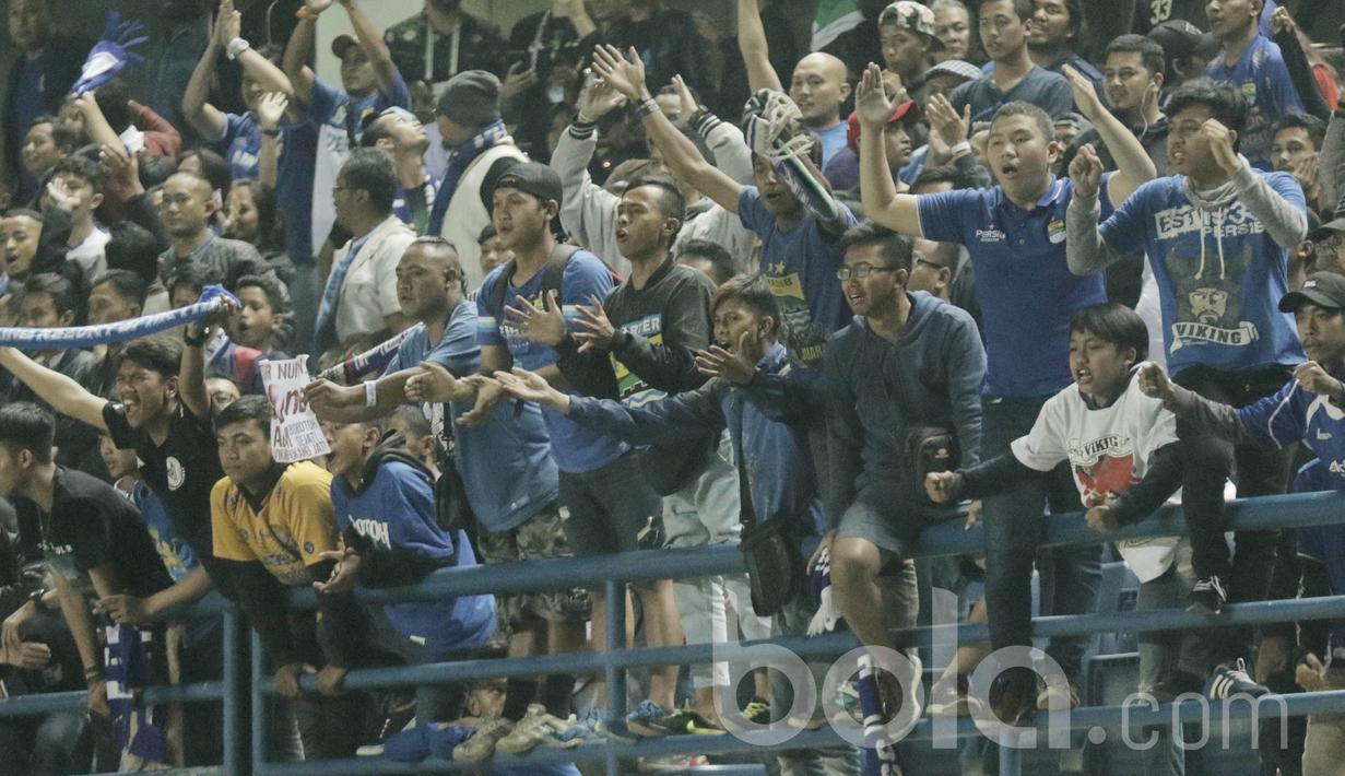 Bobotoh mendukung Persib saat melawan Persiba pada laga lanjutan liga 1 Indonesia di Stadion GBLA, Bandung, Minggu (11/06/2017). Skor 0-0 di babak pertama.  (Bola.com/M Iqbal Ichsan)