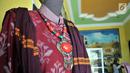 Sejumlah karya tenun ikat saat dipajang di salah satu industri rumahan tenun ikat di Desa Bandar Kidul, Kediri, Jawa Timur, Sabtu (29/9). Tenun ikat khas Bandar Kidul dibanderol dengan harga mulai Rp 165 ribu hingga Rp 2 juta. (Merdeka.com/Iqbal Nugroho)